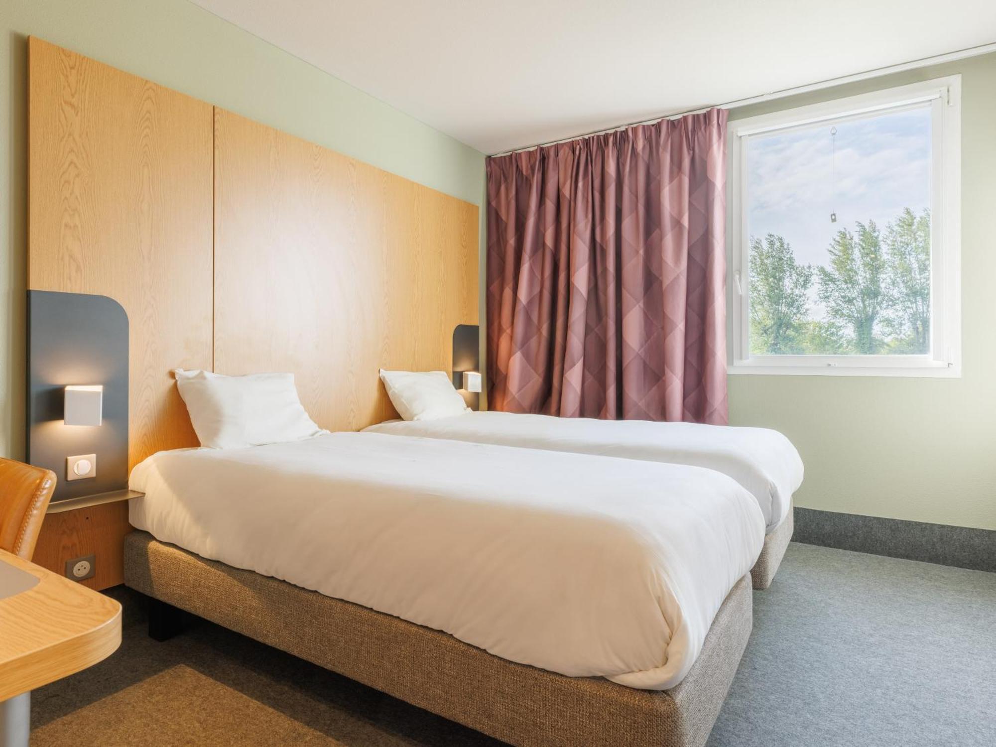 B&B Hotel Clermont-Ferrand Nord Riom Bagian luar foto