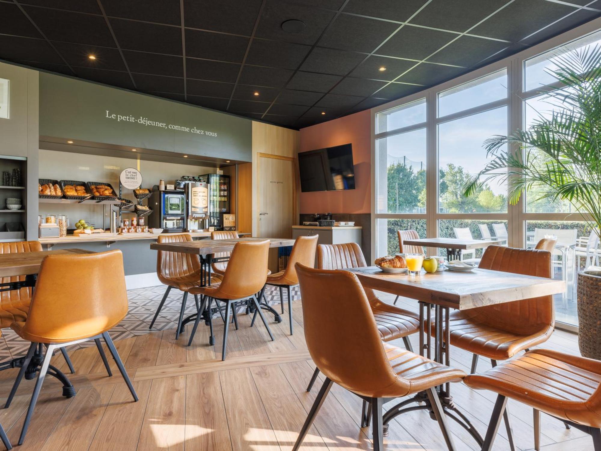 B&B Hotel Clermont-Ferrand Nord Riom Bagian luar foto