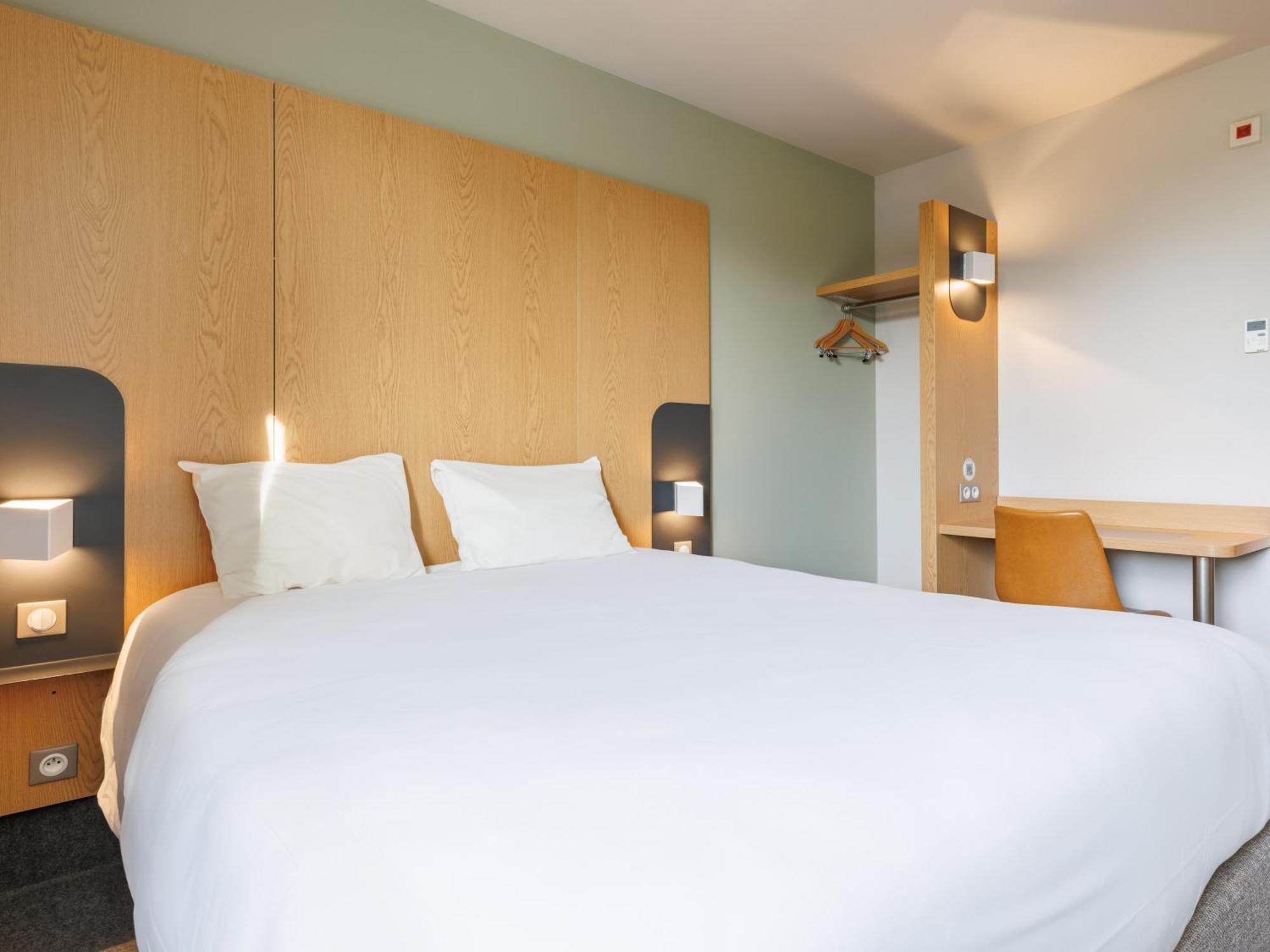 B&B Hotel Clermont-Ferrand Nord Riom Bagian luar foto