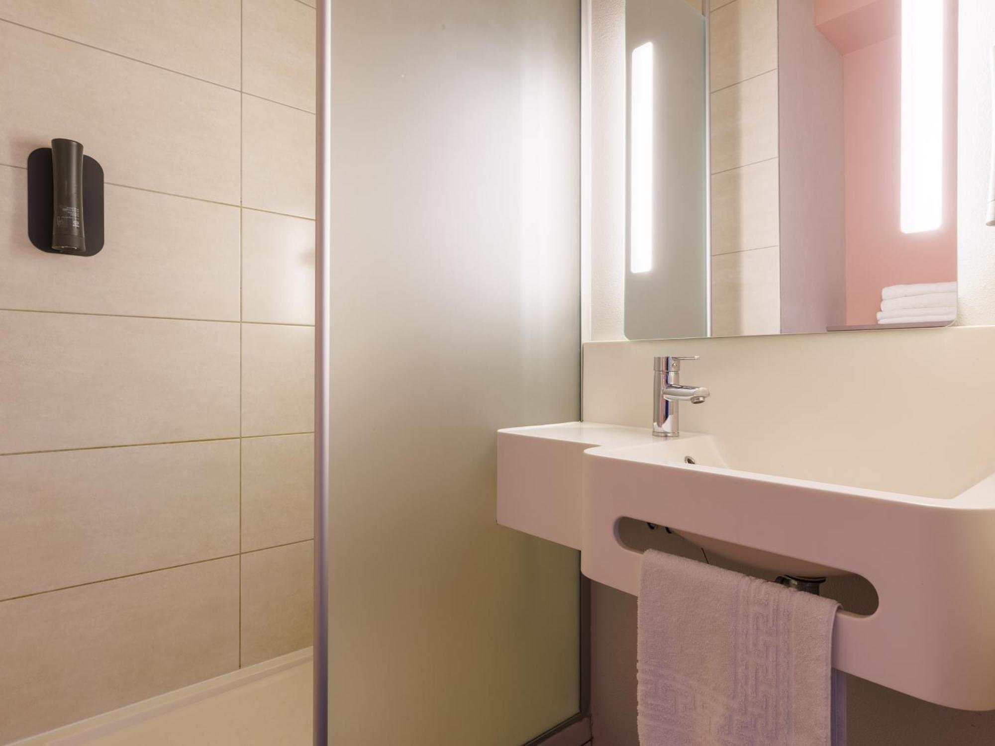B&B Hotel Clermont-Ferrand Nord Riom Bagian luar foto