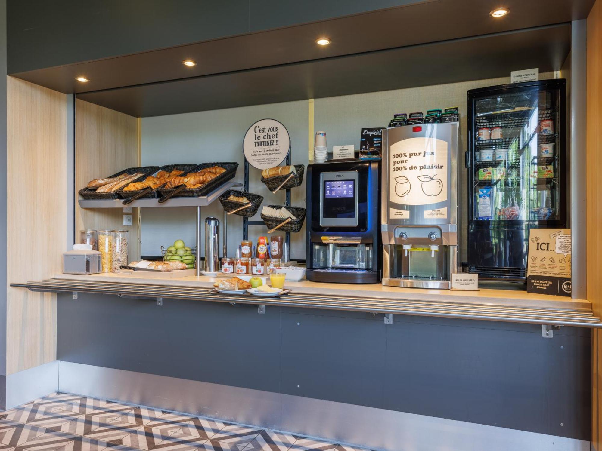 B&B Hotel Clermont-Ferrand Nord Riom Bagian luar foto