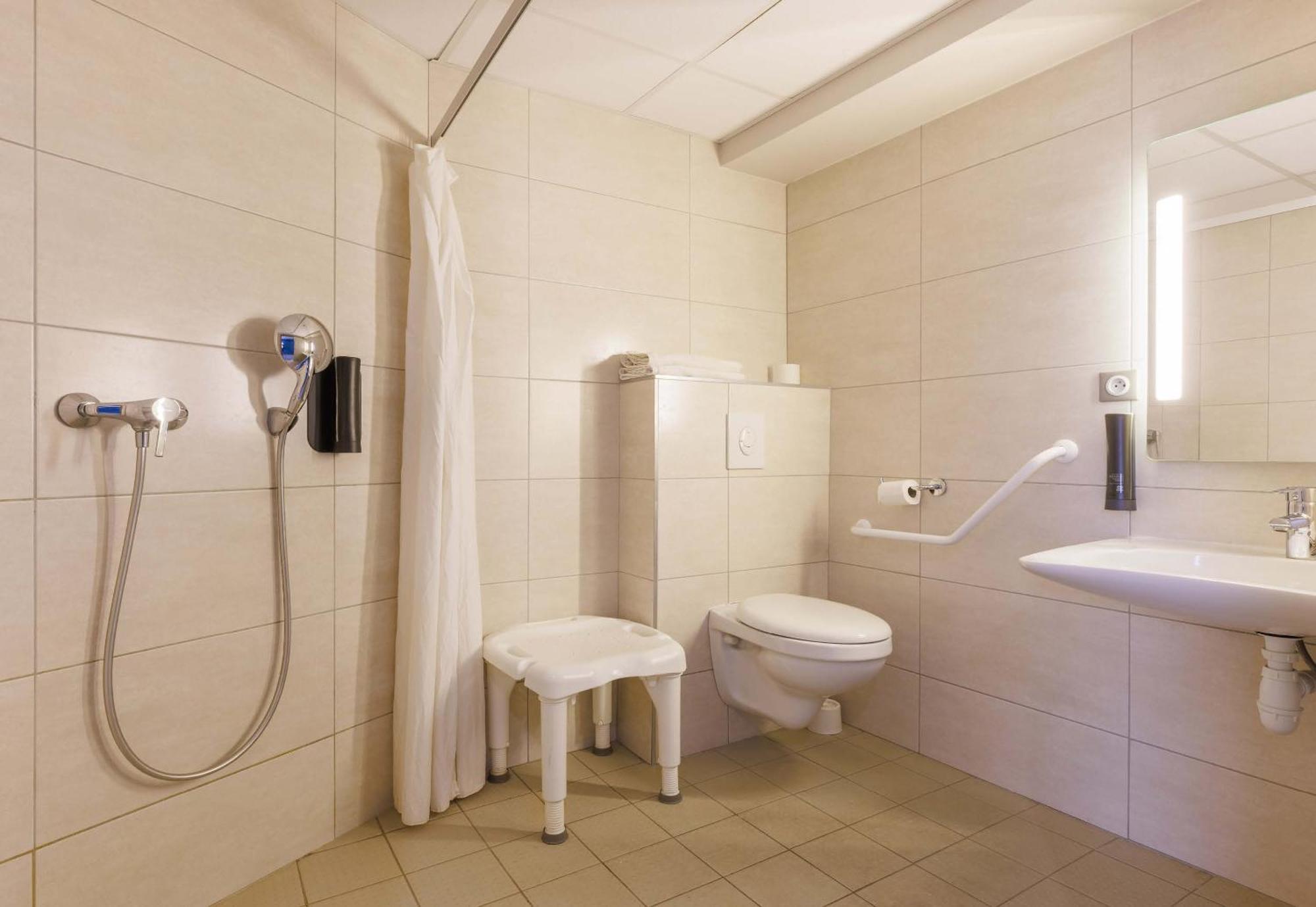 B&B Hotel Clermont-Ferrand Nord Riom Bagian luar foto